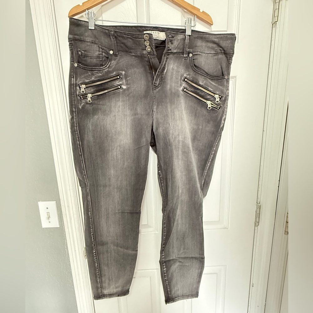 EUC Size 22S Torrid Gray Wash Zipper Jegging